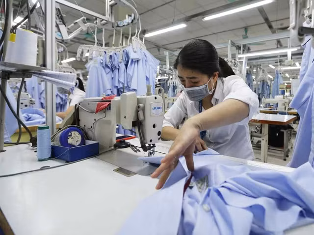 Giảm giờ làm việc là xu hướng chung của đa số các nước trên thế giới. Ảnh: NGỌC THẮNG