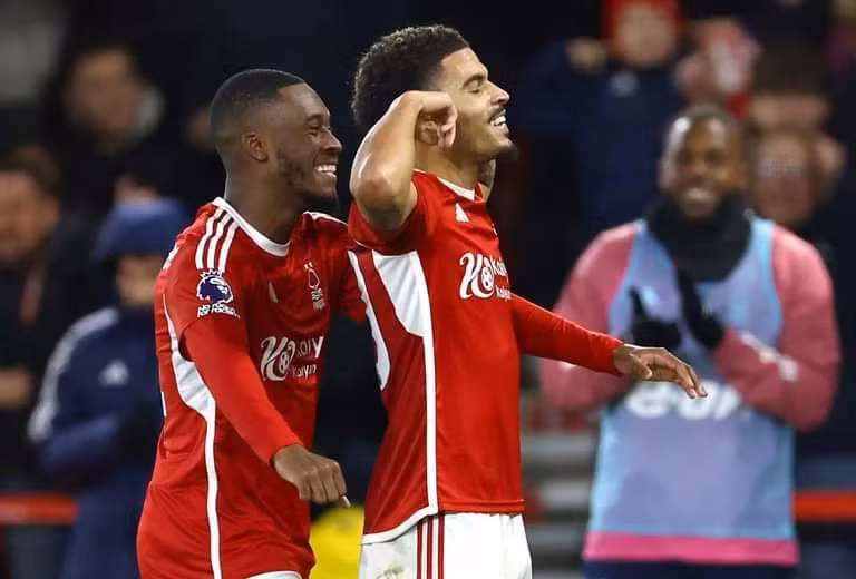 Gibbs-White nhấn chìm MU trên sân The City Ground. Ảnh: Getty