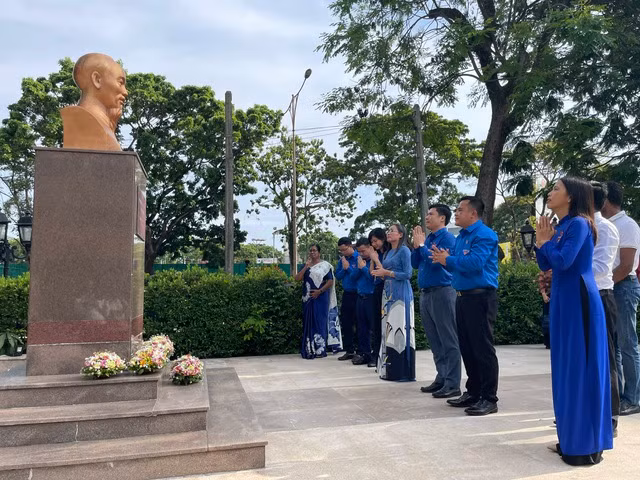 Các đại biểu tưởng nhớ Chủ tịch Hồ Chí Minh tại tượng đài của Người được đặt ở Thư viện thủ đô Colombo, Sri Lanka. Ảnh: Vũ Thơ