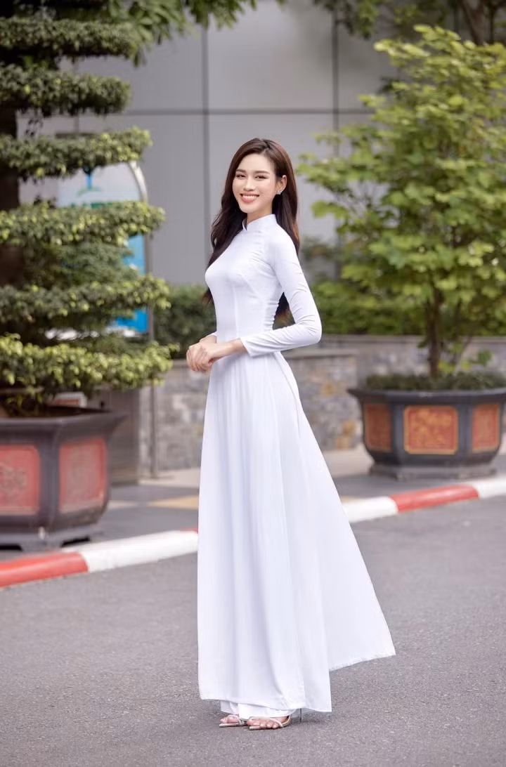 Cách đây không lâu, Hoa hậu Đỗ Thị Hà đã hoàn thành việc bảo vệ chuyên đề tốt nghiệp của mình. Trước khi khép lại hành trình 4 năm tại trường Đại học Kinh tế Quốc dân, nàng hậu xứ Thanh đã có dịp cùng bạn bè chụp bộ ảnh kỷ yếu để lưu giữ lại những kỷ niệm đẹp của thời thanh xuân.