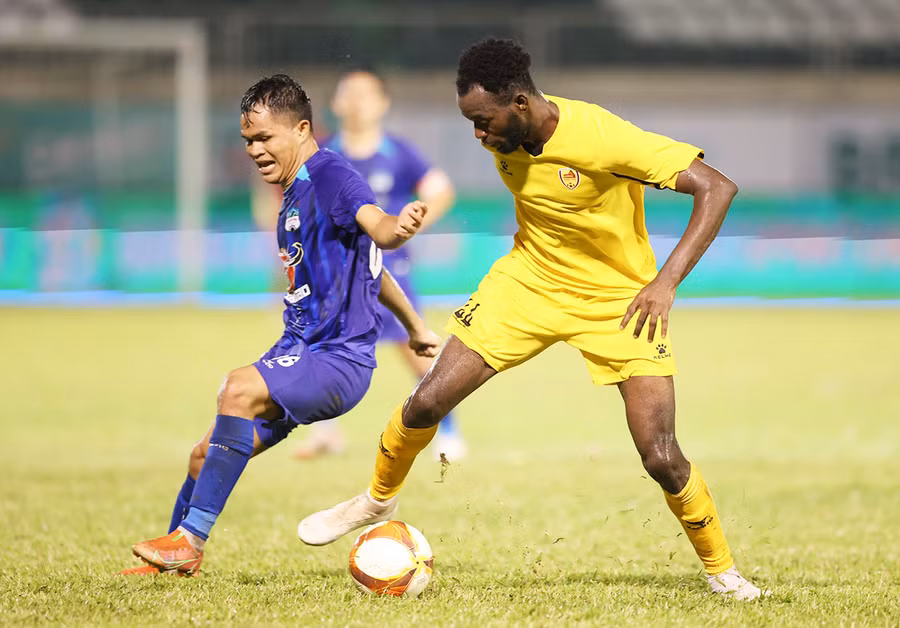Tiền đạo người Ghana Martin (phải) đã được HLV Kiatisak tin tưởng. Ảnh: Văn Ngọc Tiền đạo người Ghana Martin (phải) đã được HLV Kiatisak tin tưởng. Ảnh: Văn Ngọc