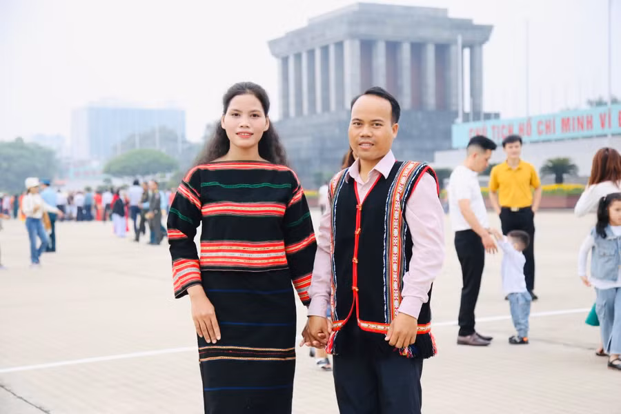 Gia đình anh Siu Hoách là gia đình trẻ duy nhất của tỉnh Gia Lai được Trung ương Hội Liên hiệp Thanh niên Việt Nam tuyên dương tặng bằng khen gia đình trẻ tiêu biểu. Ảnh. NVCC