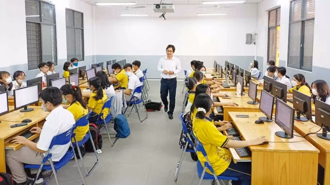 Học sinh Trường THPT chuyên Lê Hồng Phong (quận 5, TPHCM) trong giờ học môn Tin học