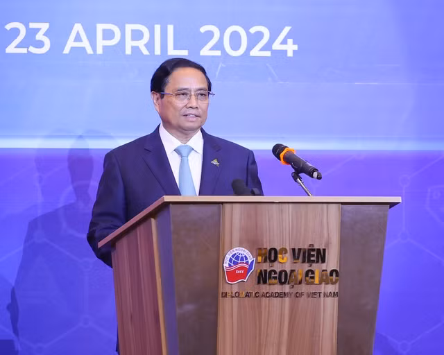 Thủ tướng Chính phủ Phạm Minh Chính đánh giá cao các ý kiến phát biểu tại tọa đàm. Ảnh: VGP/Nhật Bắc