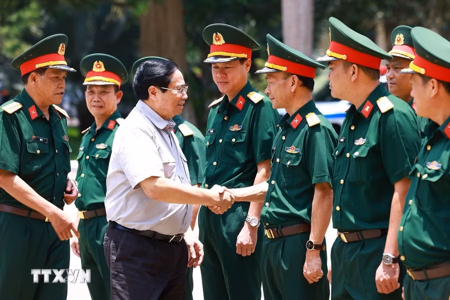 Thủ tướng Phạm Minh Chính đến thăm cán bộ, chiến sỹ Bộ Chỉ huy Quân sự tỉnh Đắk Lắk. (Ảnh: Dương Giang/TTXVN)