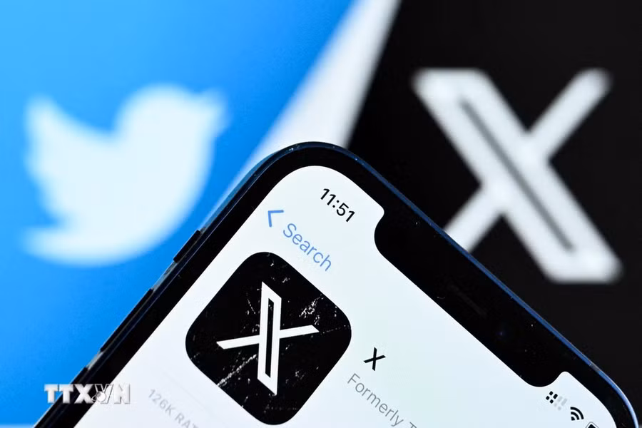 Biểu tượng mạng xã hội X trên màn hình điện thoại. (Ảnh: AFP/TTXVN) Biểu tượng mạng xã hội X trên màn hình điện thoại. (Ảnh: AFP/TTXVN)