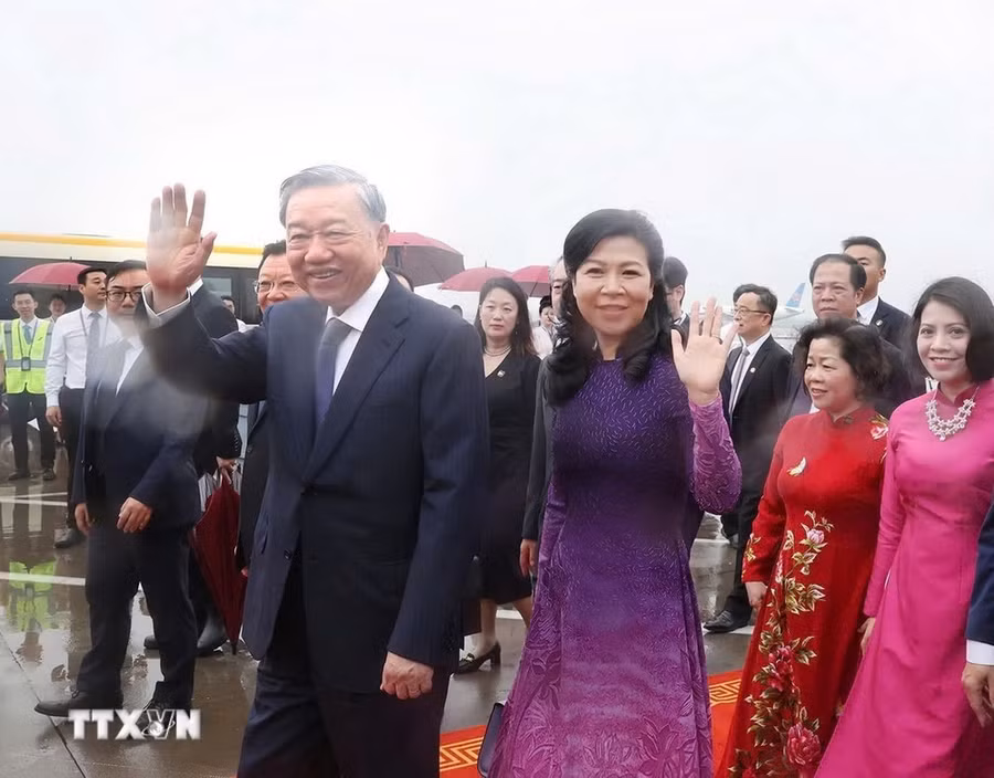 Tổng Bí thư, Chủ tịch nước Tô Lâm và Phu nhân đến Sân bay Quốc tế Bạch Vân, thành phố Quảng Châu, tỉnh Quảng Đông, Trung Quốc. (Ảnh: Trí Dũng/TTXVN)