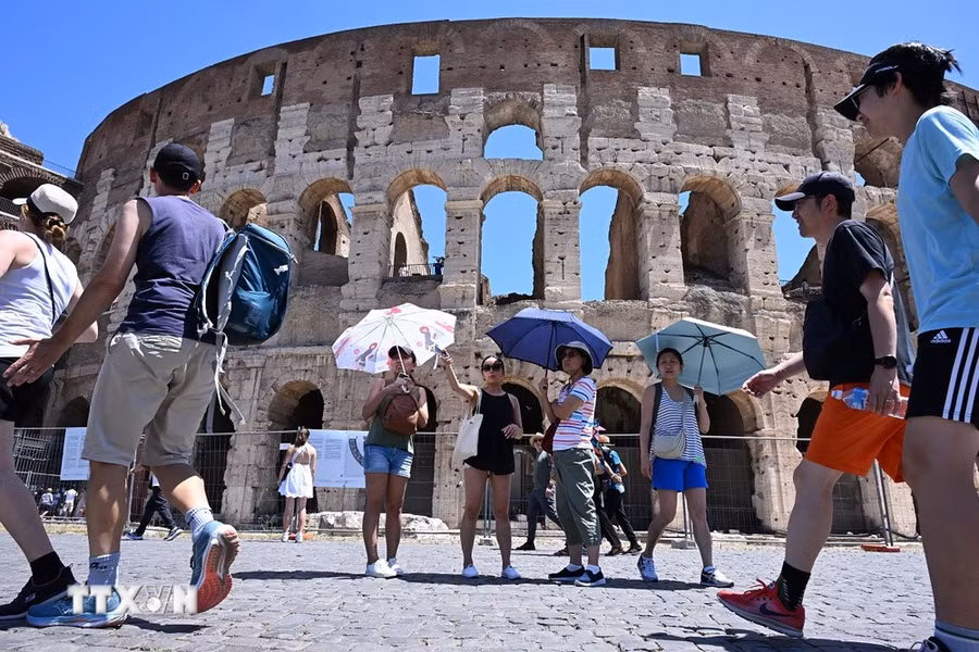 Khách du lịch tham quan Đấu trường La Mã ở Rome, Italy. (Ảnh: THX/TTXVN)