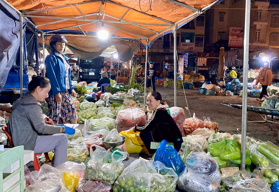 Các tiểu thương buôn bán rau, củ tại khu vực đường Nguyễn Thiện Thuật (phường Diên Hồng). Ảnh: H.D