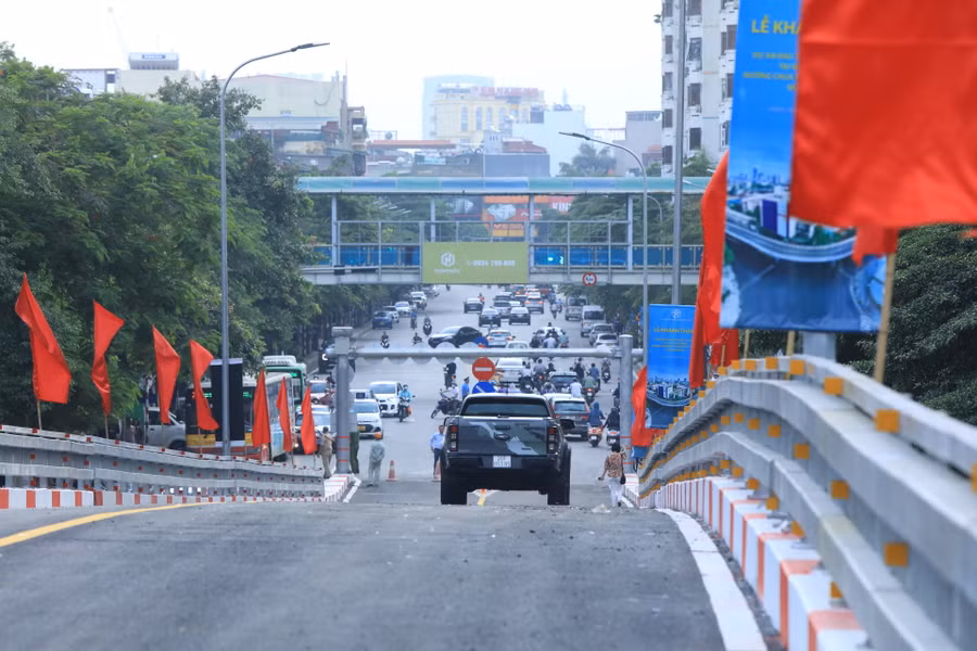 Cầu vượt nút giao Chùa Bộc - Phạm Ngọc Thạch sẽ được đưa vào sử dụng từ hôm nay. Ảnh: Hải Nguyễn