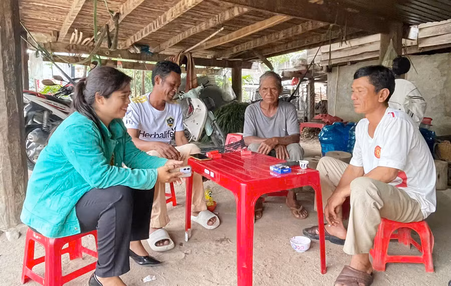 Cán bộ Hội Nông dân xã Ia Sao tuyên truyền, vận động hội viên tăng gia sản xuất, phát triển kinh tế gia đình. Ảnh: V.C