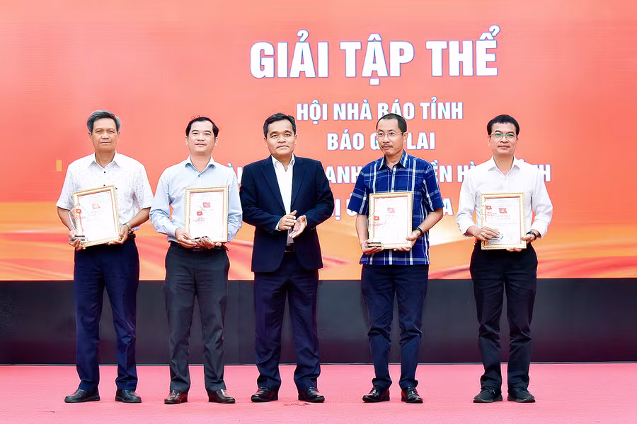 Ủy viên Ban Chấp hành Trung ương Đảng, Bí thư Tỉnh ủy, Chủ tịch HĐND tỉnh Hồ Văn Niên trao giải tập thể cho 4 đơn vị xuất sắc nhất tại cuộc thi “Báo chí với công tác xây dựng Đảng và hệ thống chính trị tỉnh Gia Lai năm 2023”. Ảnh: Đức Thụy Ủy viên Ban Chấp hành Trung ương Đảng, Bí thư Tỉnh ủy, Chủ tịch HĐND tỉnh Hồ Văn Niên trao giải tập thể cho 4 đơn vị xuất sắc nhất tại cuộc thi “Báo chí với công tác xây dựng Đảng và hệ thống chính trị tỉnh Gia Lai năm 2023”. Ảnh: Đức Thụy
