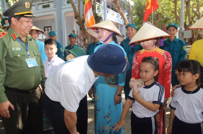 Những học sinh ở đảo Trường Sa háo hức cùng bố mẹ đón đoàn công tác.