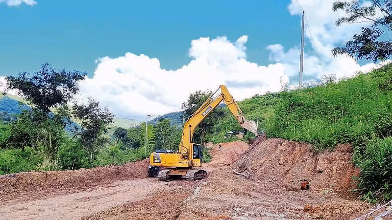 Thi công đường giao thông từ xã Ðăk Pne, huyện Kon Rẫy, tỉnh Kon Tum đi huyện Kbang, tỉnh Gia Lai.