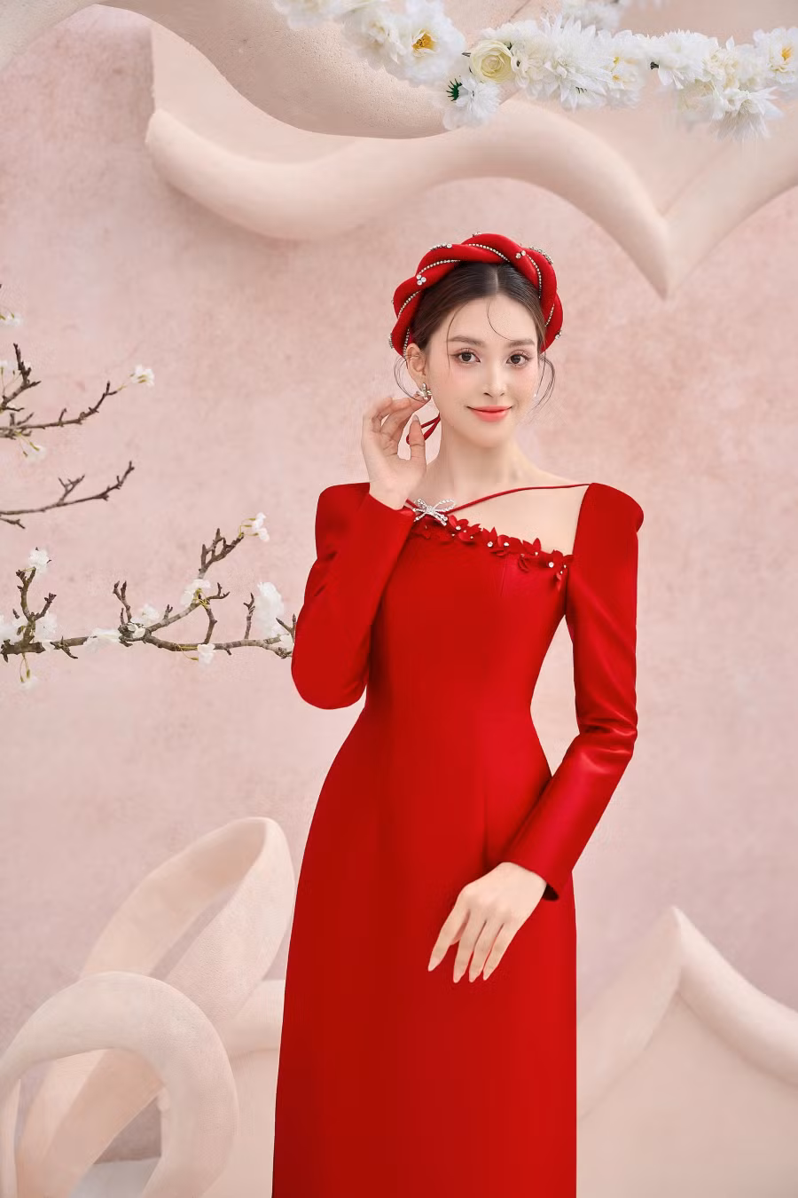 Ở thời điểm hiện tại, dù không quá sôi nổi như thời mới đăng quang song Trần Tiểu Vy vẫn giữ được sức hút với công chúng. Ngoài mặt hình ảnh, người đẹp sinh năm 2000 không ngại thử thách bản thân ở những lĩnh mới như gameshow, đóng phim… Ảnh: Minh Nhon