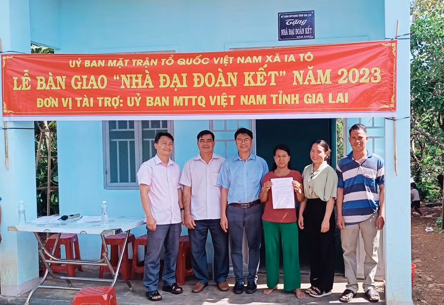 Đại diện các đơn vị bàn giao nhà Đại đoàn kết cho gia đình bà Puih Prih ở làng Nang, xã Ia Tô. Ảnh: Ngọc Anh