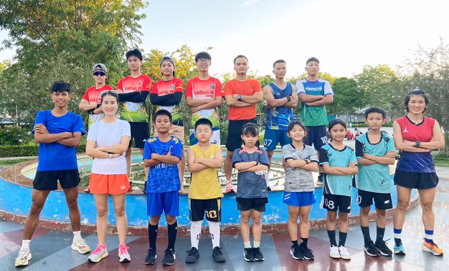 Chị Nguyễn Thị Duyên (bìa phải) và các học viên của lớp chạy bộ. Ảnh: L.V.N