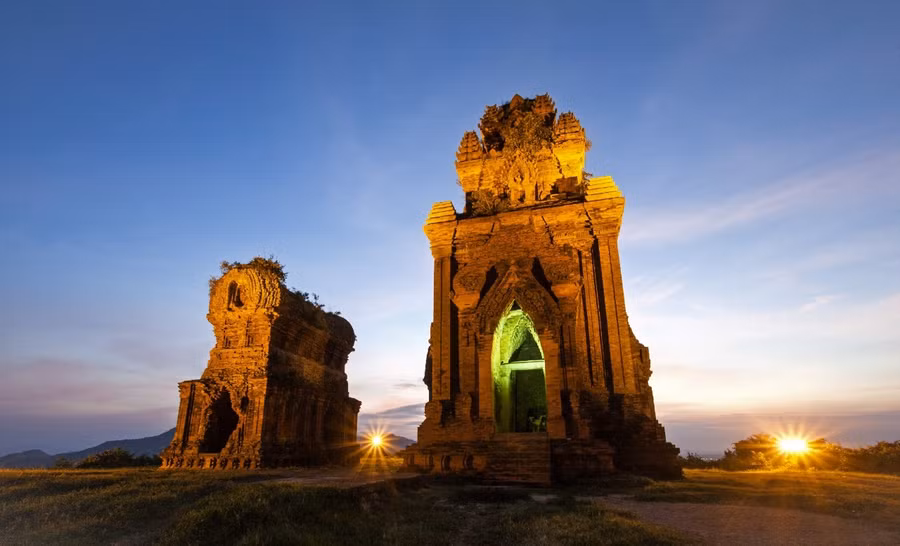 Tháp Bánh Ít (huyện Tuy Phước) cũng là một điểm đến thu hút đông đảo du khách. Ảnh: Hoài Luân