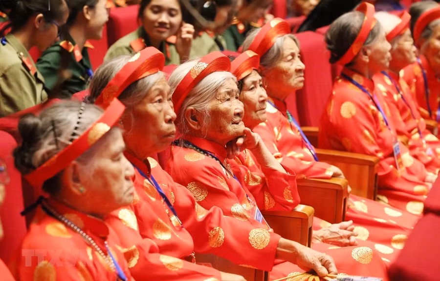Chương trình gặp mặt đại biểu Bà mẹ Việt Nam anh hùng toàn quốc năm 2020 diễn ra tại Hà Nội vào sáng 25-7 (ảnh nguồn Theo Vietnam+) Chương trình gặp mặt đại biểu Bà mẹ Việt Nam anh hùng toàn quốc năm 2020 diễn ra tại Hà Nội vào sáng 25-7 (ảnh nguồn Theo Vietnam+)