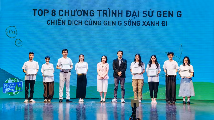 Nhóm sinh viên Đại học Kinh tế Quốc dân đạt giải trong chiến dịch “Cùng gen G sống xanh đi”. (Ảnh: NVCC)