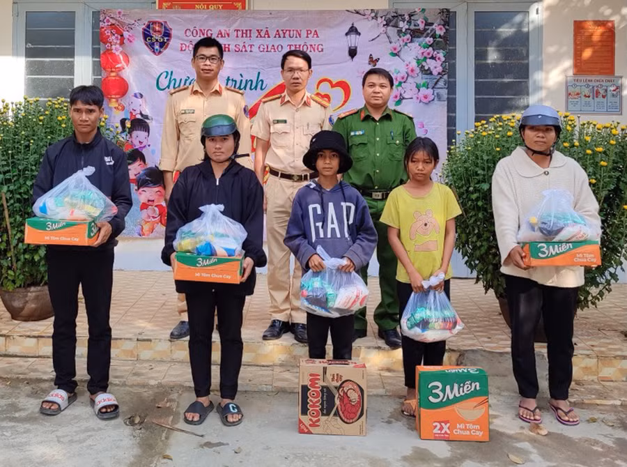Các hộ nghèo xã Chư Băh nhận quà Tết từ Đội Cảnh sát Giao thông-Trật tự (Công an thị xã Ayun Pa). Ảnh: Thùy Linh