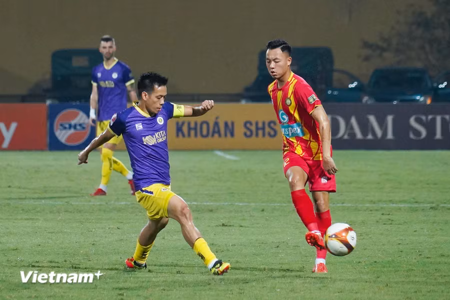 Thái Sơn (phải) càng chơi càng hay trong màu áo Đông Á Thanh Hóa. (Ảnh: Việt Anh/Vietnam+) Thái Sơn (phải) càng chơi càng hay trong màu áo Đông Á Thanh Hóa. (Ảnh: Việt Anh/Vietnam+)