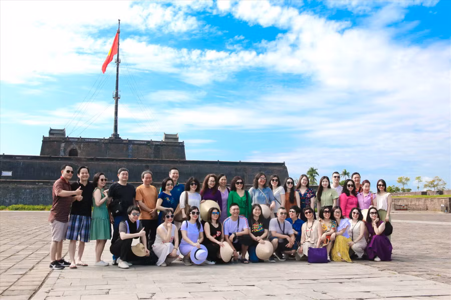 Vấn nạn viết, vẽ bậy lên Kỳ đài Kinh thành Huế đang là một tình trạng nhức nhối. Người dân cũng như du khách được khuyến khích có tinh thần và trách nhiệm bảo vệ di sản, ngăn chặn những hành vi xâm hại di tích. Từ đó góp phần xây dựng nên môi trường du lịch văn minh, đúng với tên gọi của thành phố Huế - thành phố Du lịch.