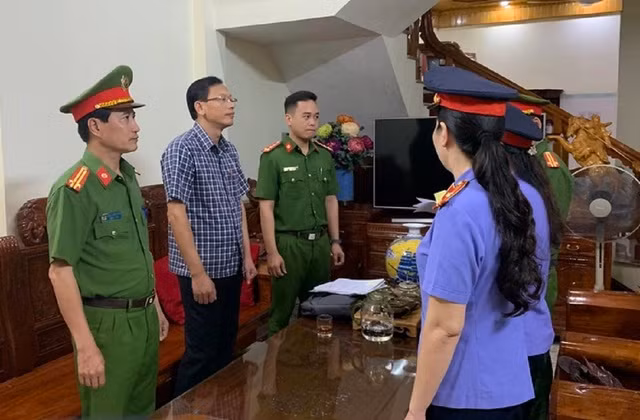 Cơ quan công an thi hành lệnh bắt Hiệu trưởng Trường Cao đẳng Công nghiệp Thanh Hóa Nguyễn Văn Hùng. Ảnh: Công an Thanh Hóa