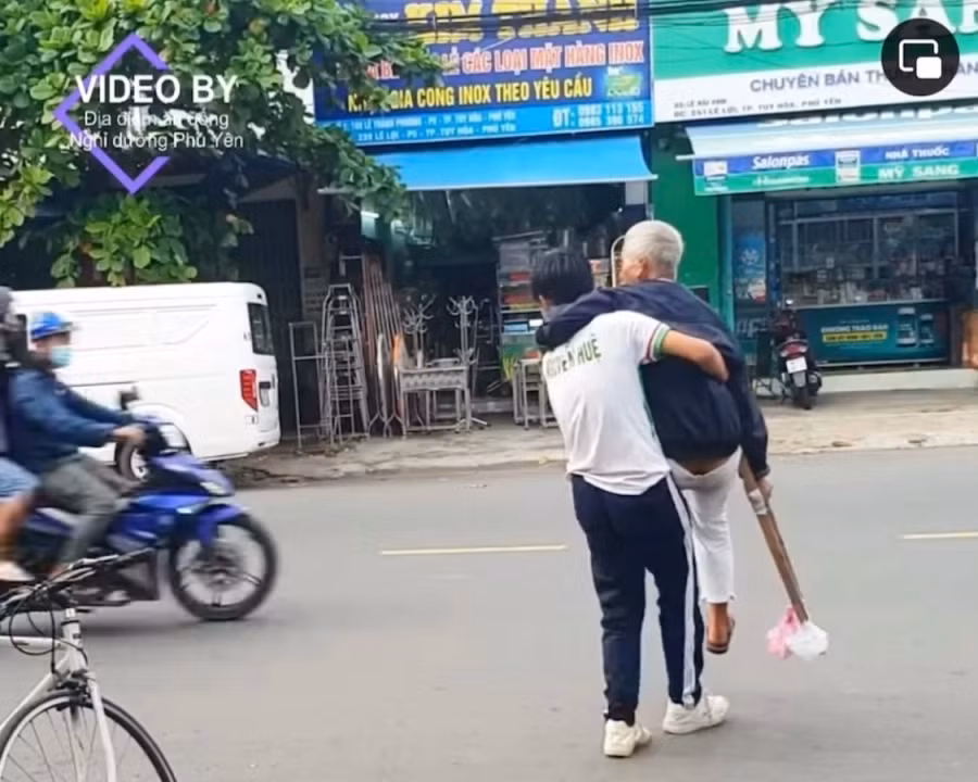 Triển bế cụ già khuyết tật qua đường. CẮT TỪ CLIP Triển bế cụ già khuyết tật qua đường. CẮT TỪ CLIP
