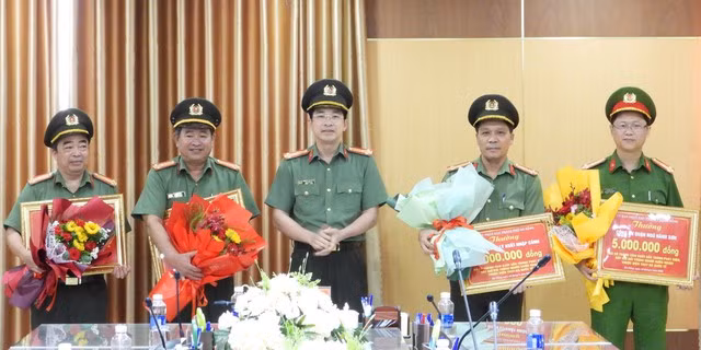 Thượng tá Nguyễn Đại Đồng trao thưởng cho các đơn vị. Ảnh: Nguyễn Tú