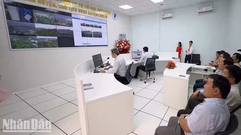 Các đại biểu thực tế tại Trung tâm IOC huyện Lâm Hà.