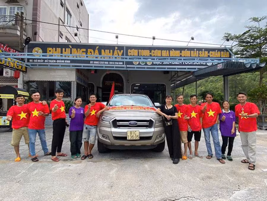 Đoàn từ thiện của tỉnh Gia Lai trên đường ra hỗ trợ người dân vùng lũ phía Bắc. Ảnh: Xuân Sáng Đoàn từ thiện của tỉnh Gia Lai trên đường ra hỗ trợ người dân vùng lũ phía Bắc. Ảnh: Xuân Sáng