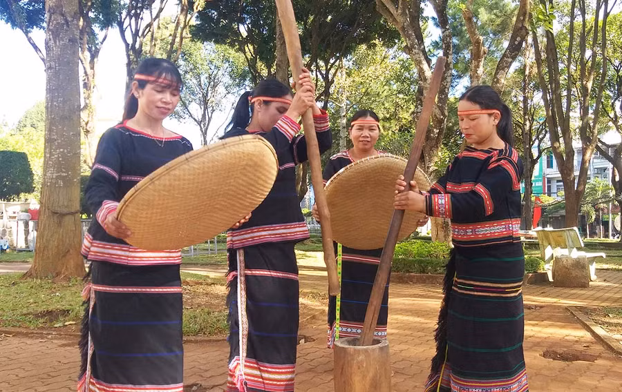 Tái hiện các hoạt động của người dân tộc thiểu số trong khuôn viên Bảo tàng tỉnh. Ảnh: M.U