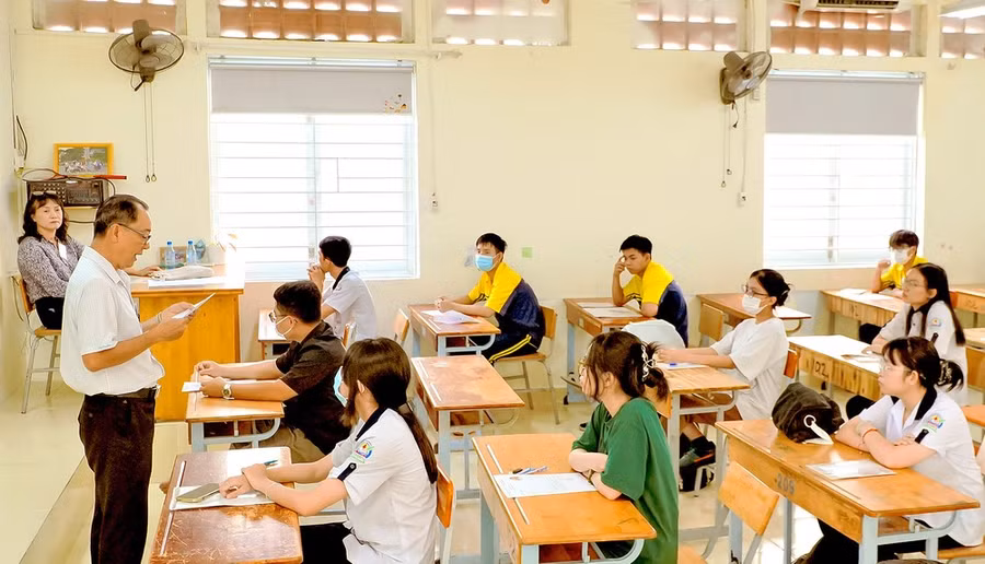 Thí sinh dự thi tốt nghiệp THPT năm 2024 tại điểm thi Trường THPT Bùi Thị Xuân (quận 1, TPHCM). Ảnh: HOÀNG HÙNG