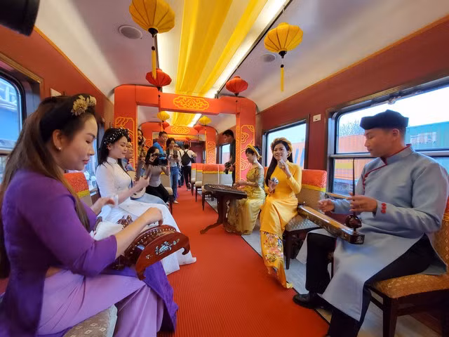 Không gian phục vụ ca Huế trên tàu. Ảnh: Bùi Ngọc Long