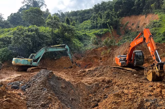 Mưa lũ gây hư hỏng nhiều đoạn đường quốc lộ ở Hà Giang, đe dọa trực tiếp đến an toàn tính mạng của người tham gia giao thông.