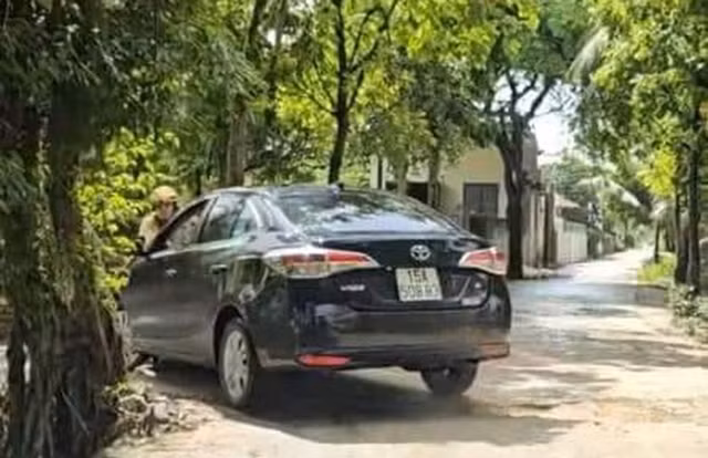 Sau khi "chở" 1 chiến sĩ CSGT nằm ôm chặt nắp ca-pô về đến gần nhà, lái xe đã dừng xe rồi nhanh chân bỏ trốn sang địa bàn tỉnh Hải Dương. Ảnh CTV