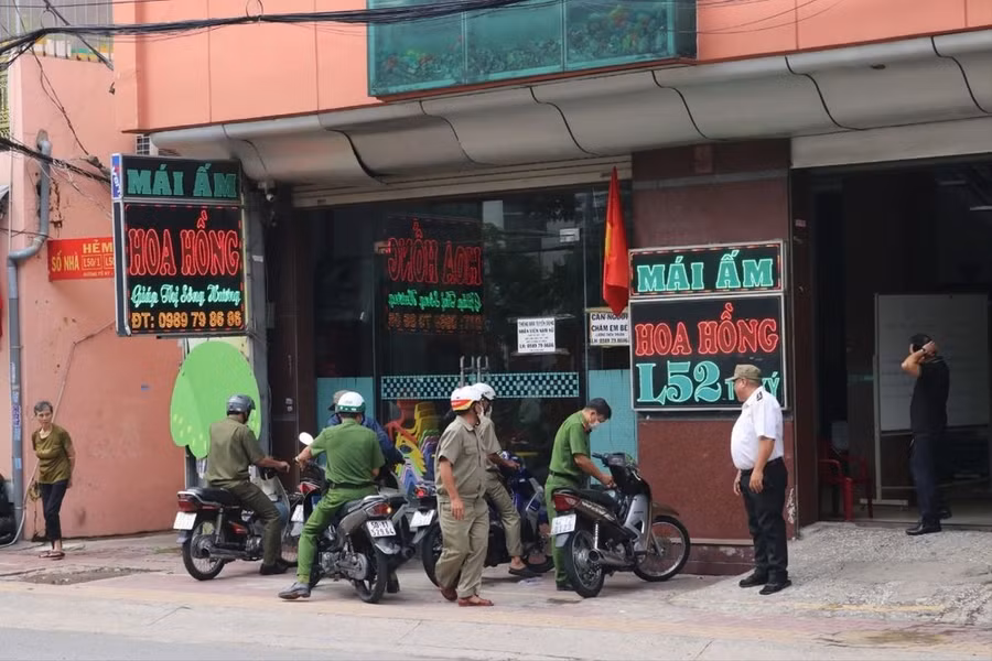Cơ quan chức năng đến làm việc tại Mái ấm Hoa Hồng. (Nguồn: Thanh Niên)