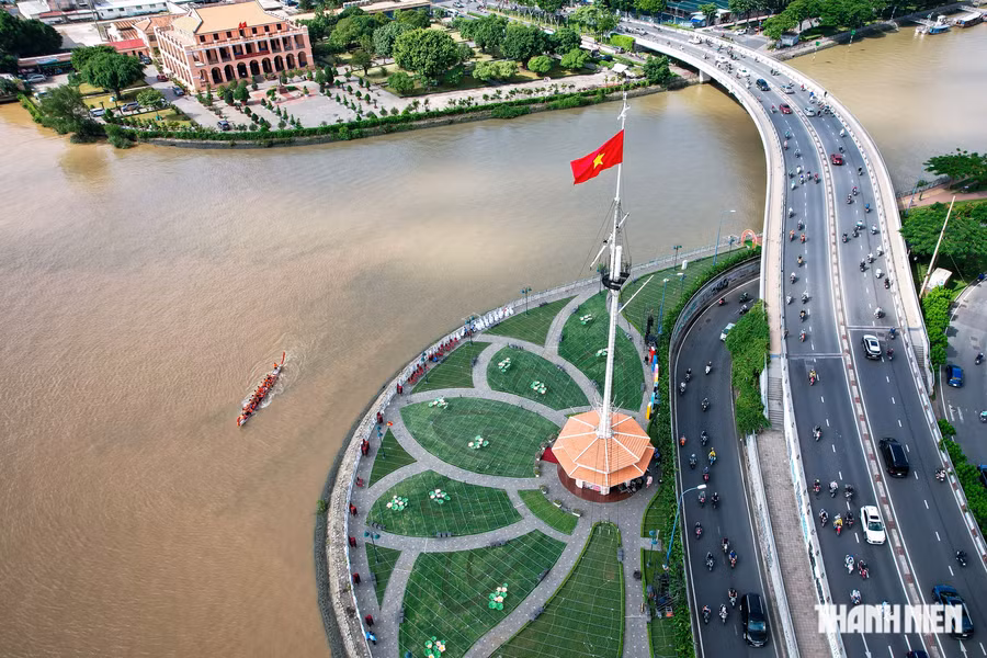 Du khách Úc từng đến Việt Nam 14 lần - Ảnh 6. Sông Sài Gòn chảy ngang trung tâm thành phố sôi động nhất đất nước. Ảnh: NHẬT THỊNH