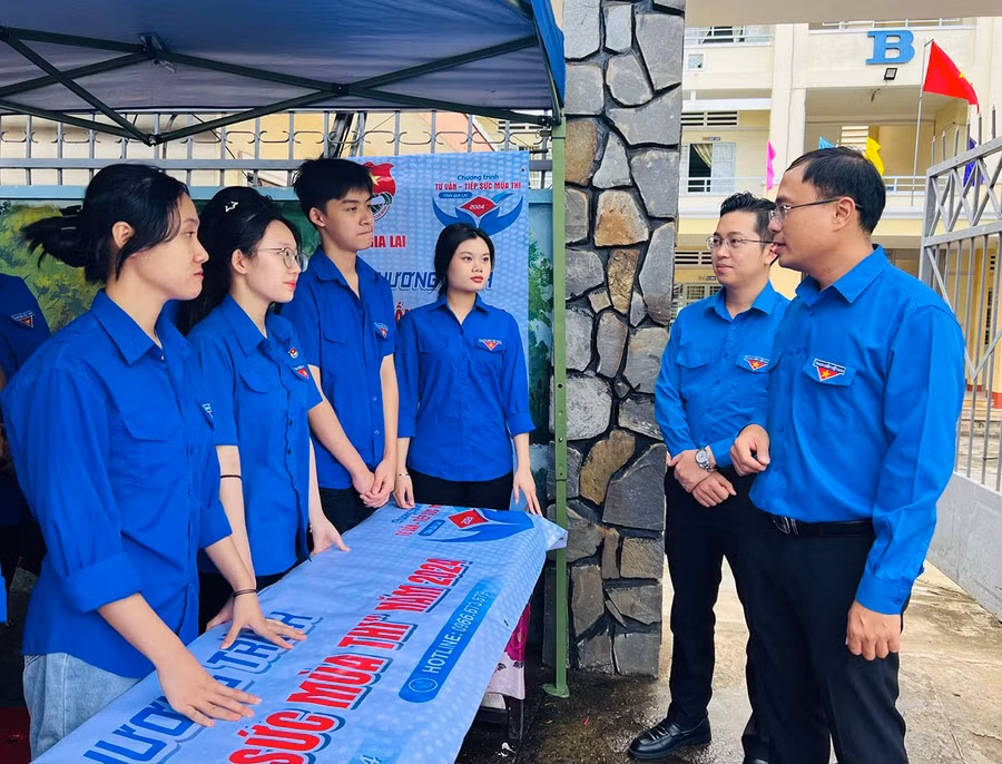 Phó Bí thư Tỉnh Đoàn Đỗ Đức Thanh (bìa phải) kiểm tra công tác “Tư vấn-Tiếp sức mùa thi” tại điểm thi Trường THPT Lê Lợi (TP. Pleiku). Ảnh: M.N