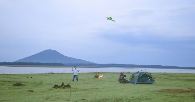 Đồng cỏ rộng lớn gần "bến đò đi Phước Long". Ảnh: Thanh Tuấn Đồng cỏ rộng lớn gần "bến đò đi Phước Long". Ảnh: Thanh Tuấn