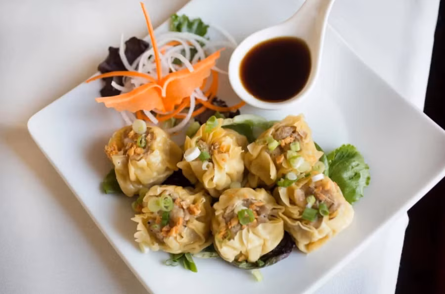 Món bánh bao cá hấp ăn kèm rau và nước sốt đậu phộng, hãy nghĩ siomay như món ăn đường phố Indonesia tương đương với xíu mại.