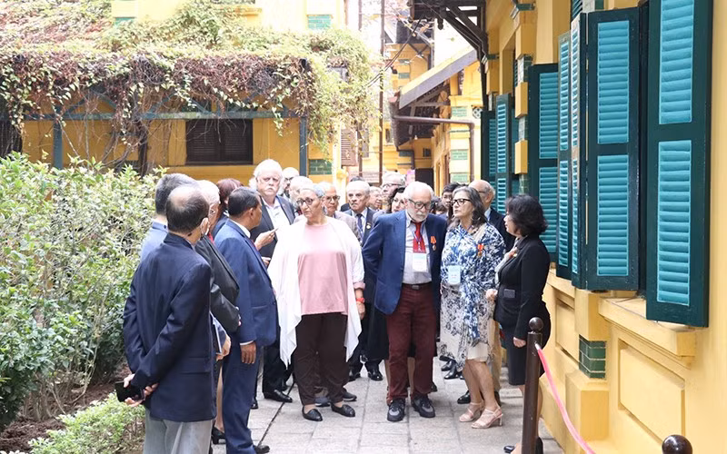 Các đại biểu quốc tế thăm Khu di tích Chủ tịch Hồ Chí Minh nhân kỷ niệm 50 năm Ngày ký Hiệp định Paris. Các đại biểu quốc tế thăm Khu di tích Chủ tịch Hồ Chí Minh nhân kỷ niệm 50 năm Ngày ký Hiệp định Paris.