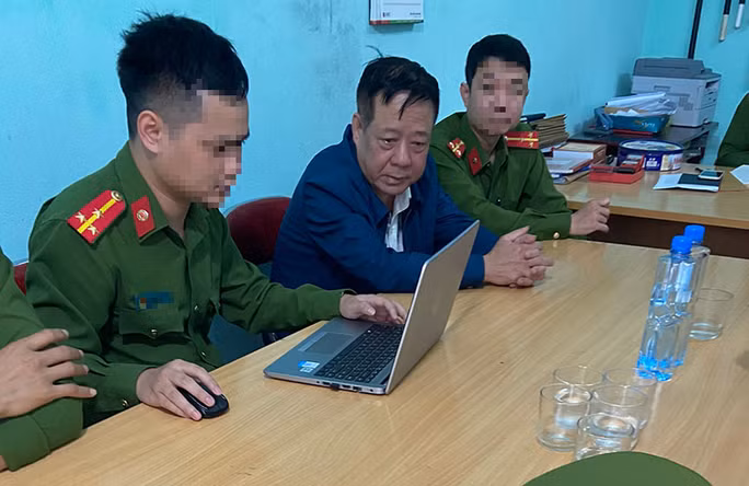 Ông Vũ Duy Công, nguyên giám đốc văn phòng đăng ký đất đai huyện Kim Bôi, làm việc với cơ quan công an. Ảnh: Công an cung cấp