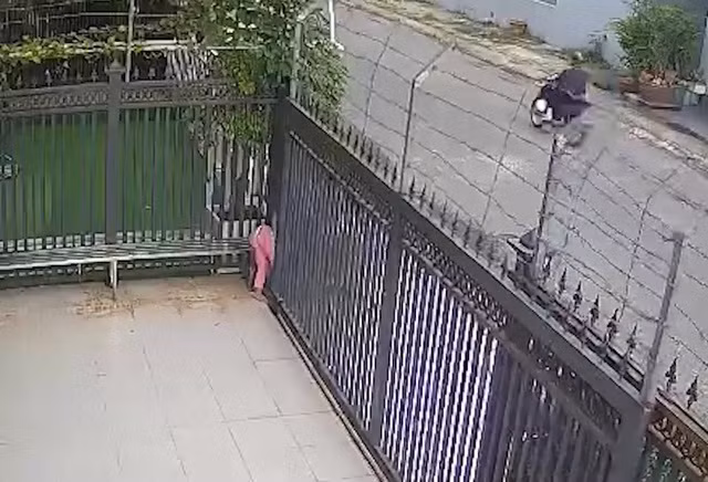 Bé gái 4 tuổi (áo hồng) bị kẹt ở cửa cổng tự động gần 5 phút, dẫn đến hôn mê. CẮT TỪ CLIP
