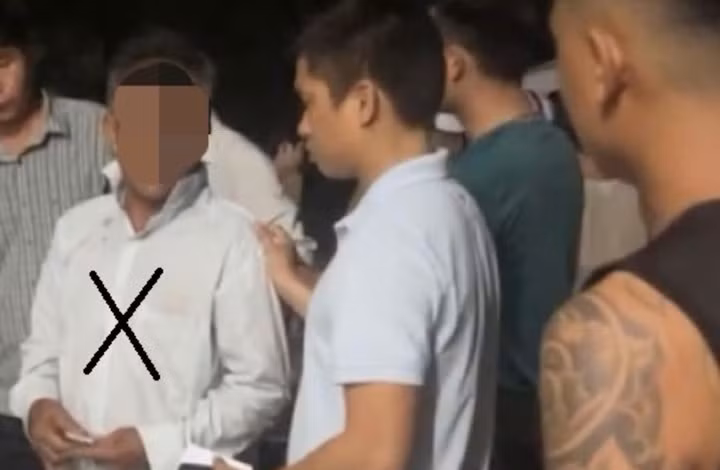 Nghi phạm bắt cóc (đánh dấu) cháu Tr. A tại thời điểm bị bắt giữ.