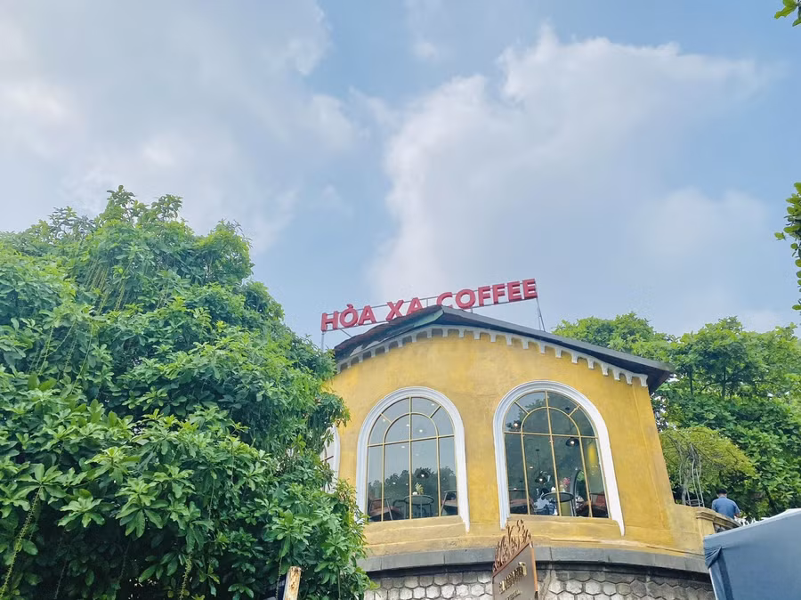 Đây chính là phòng chờ tàu mới do Tổng Công ty đường sắt Việt Nam khai thác như một quán cà phê, điểm check-in cho hành khách. Đại diện của quán cho biết địa chỉ được mở nhằm nâng tầm dịch vụ của ngành đường sắt. Theo đó, nơi đây trở thành điểm dừng chân, nghỉ ngơi, thư giãn cho các du khách trước khi lên tàu hay sau một hành trình dài. Đồng thời, mang tới những trải nghiệm mới mẻ, tăng sự kết nối với các bạn trẻ, hướng tới sự thay đổi cách thức di chuyển khi đi du lịch trong tư duy của nhiều người.
