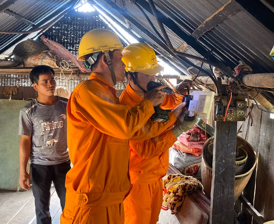 Công ty Điện lực Gia Lai thay thế miễn phí các thiết bị điện bị hư hỏng cho người dân ở vùng sâu, vùng xa trong Tháng Tri ân khách hàng. Ảnh: Khang Nghi