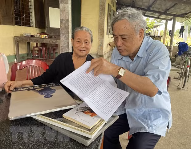 Bà Hoàng Thị Chẩm và cuộc hội ngộ với Nhà báo Trần Mai Hưởng, nguyên Tổng Giám đốc Thông tấn xã Việt Nam sau 50 năm. (Ảnh: Thanh Thủy/TTXVN)