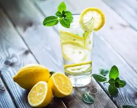 Nước chanh ấm tạo cảm giác dễ chịu, giúp kích thích tiêu hóa. Ảnh Pexels